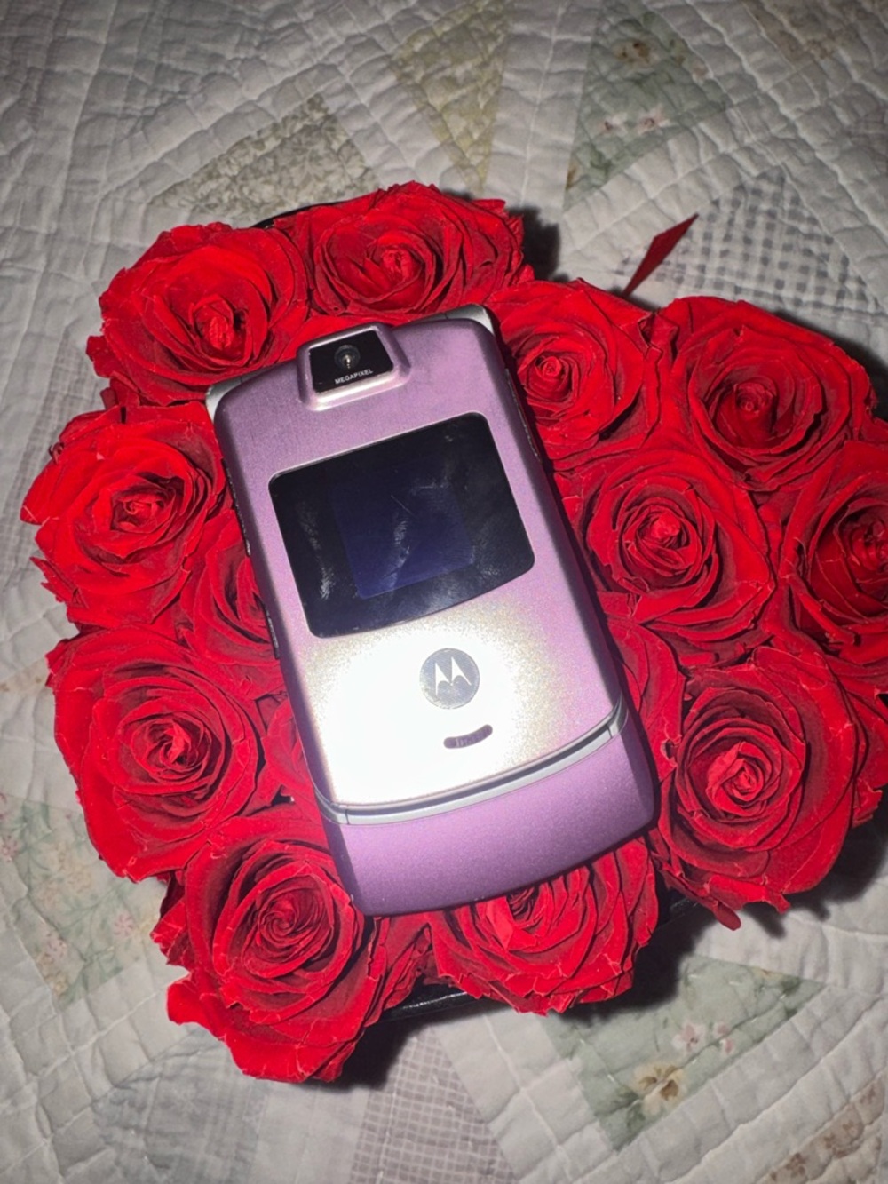Motorola Razr Flip Phone with Charger!!Pink Verizon Works! Nostalgic Aesthetic - Picture 2 of 10